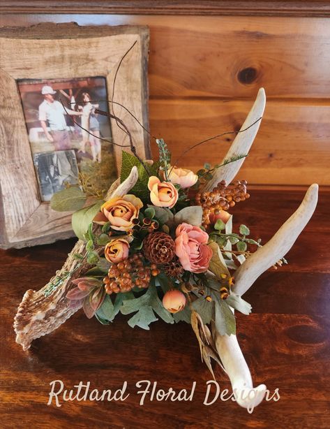 Antler Flower Arrangement, Antler Wedding Centerpieces, Antlers With Flowers, Antler Centerpiece, Antler Flower, Deer Antler Crafts, Floral Antlers, Deer Antler Decor, Dried Flowers Diy