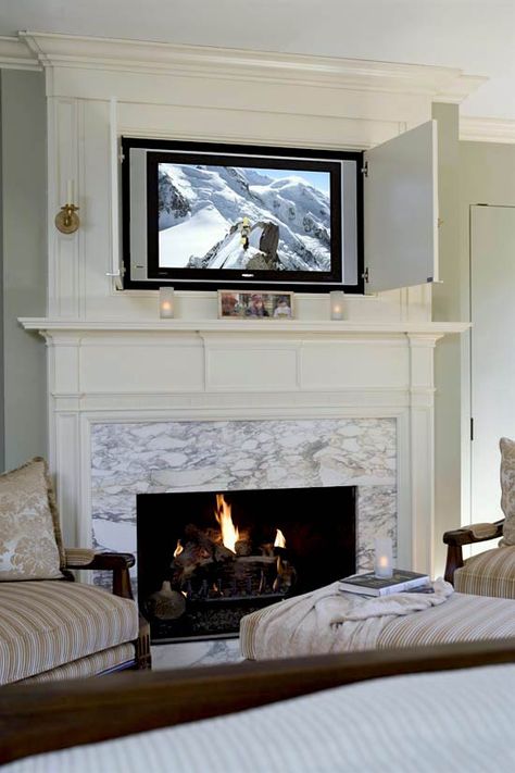 photo - Gordon Beall - Traditional Home - how to hide the TV over fireplace - Meredith Vieira home Tv Hideaway, Hide Tv Over Fireplace, Concealed Tv, Fireplace Renovation, Corner Fireplaces, Tv Above Fireplace, Tv Frames, Above The Fireplace, Above Fireplace