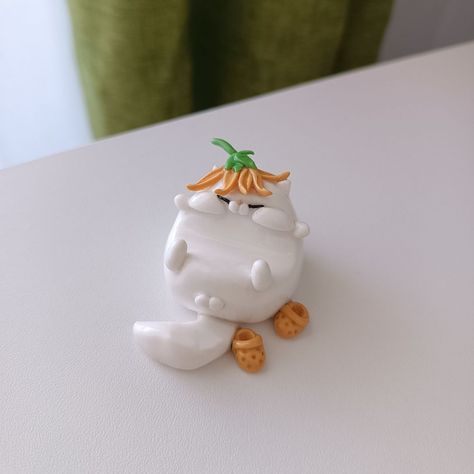 pawliett art | lifestyle | Love… | Instagram Yellow Crocs, Sunflower Hat, Desk Buddy, Apple Pencil Holder, Modeling Clay, Cute Polymer Clay, Pencil Holder, Diy Clay Crafts, Clay Sculpture