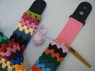 Guitar Strap Diy, Crochet Guitar Strap Pattern Free, Crochet Belts, Crochet Guitar Accessories, Crochet Guitar, Guitar Crochet, Crochet Guitar Pattern, Crochet Guitar Pattern Free, Crochet Bass Guitar