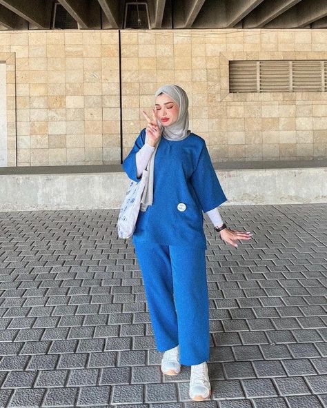 Scrubs With Hijab, Hijabi Nurse, Hijabi Doctor Outfit, Modest Scrubs, Hijabi Doctor, Work Problems, Nurse Outfit Scrubs, Scrubs Fashion, Medical Scrubs Fashion