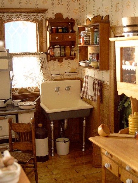 Miniature Kitchen Victorian Dollhouse Interior Ideas, Dollhouse Room Ideas, Beacon Hill Dollhouse, Dollhouse Kitchens, Dollhouse Rooms, Dollhouse Interiors, Kitchen Dollhouse, Dolls House Interiors, Beacon Hill