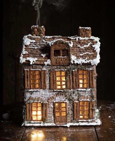 Graham Cracker House, Gingerbread Dough, Gingerbread House Designs, Gingerbread Village, Christmas Gingerbread Men, Beautiful Cottages, Christmas Gingerbread House, Christmas Time Is Here, Winter Vibes