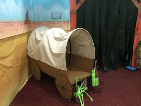 Covered Wagon Diy, Diy Covered Wagon, Covered Wagon Project, Wild West Decorations, Monumental Vbs, Golf Cart Decorations, Cowboy Party Decorations, Sunday School Decorations, Wild West Theme