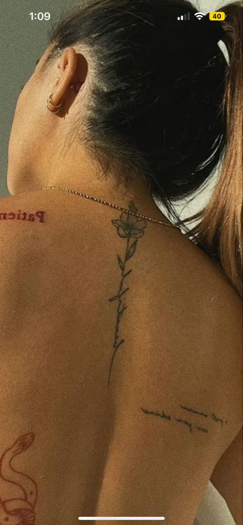 Tattoo Behind Neck, Behind Neck Tattoo Woman, Back Spine Tattoo, Behind Neck Tattoo, Middle Of Back Tattoo, Small Back Tattoos, Neck Tattoos Women, 3d Tattoos, Cute Tattoos For Women