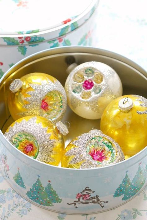 ornament storage in tin containers Yellow Christmas, Christmas Ornament Storage, Postal Vintage, Ornament Storage, Old Christmas, Old Fashioned Christmas, Christmas Past, Noel Christmas, Christmas Ornaments To Make