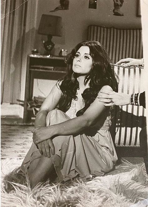 Soad Hosny, Arab Artists, Female Movie Stars, Egypt Concept Art, Egyptian Movies, Figure Me Out, Egyptian Beauty, Egyptian Women, Korean Best Friends