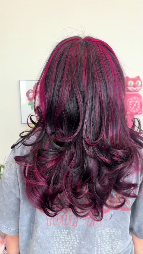 haircolor Pink Highlights In Brown Curly Hair, Pink Highlighted Hair, Colored Highlights In Brown Hair, Highlights For Short Hair, Colourful Highlights, Wavy Highlights, Red And Brown Hair, Highlights In Brown Hair, Colorful Highlights In Brown Hair