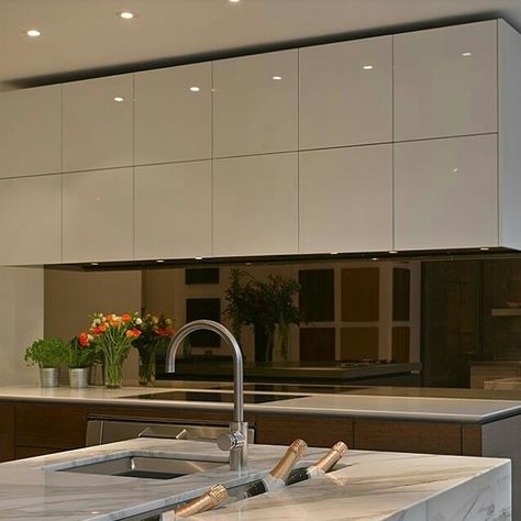 Dark Mirror Backsplash, Bronze Mirror Splashback Kitchen, Smoked Mirror Splashback Kitchen, Mirror Splashback Kitchen, Bronze Mirror Splashback, Modern Kitchen Handles, Glass Splashbacks Kitchen, Trendy Kitchen Tile, Kitchen 2020