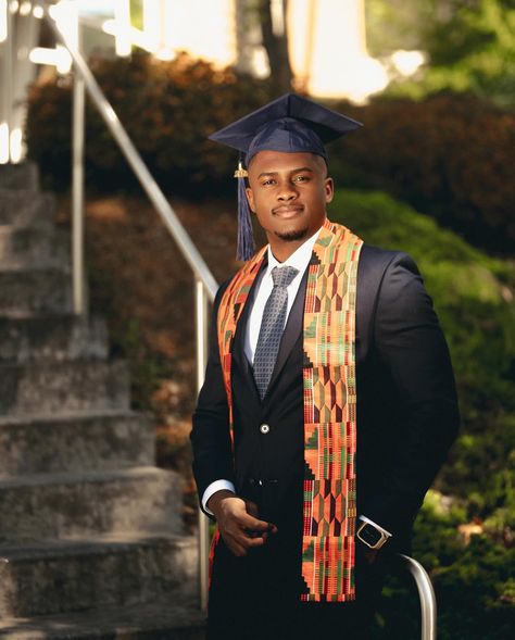 👨🏾‍🎓🎓let’s celebrate! Graduation Pictures Ideas For Guys, Convocation Poses, Graduation Photos Men, Men’s Graduation Photoshoot, Graduation Photography Men, Graduation Photography Poses, Graduation Poses, Graduation Picture Poses, Grad Photoshoot