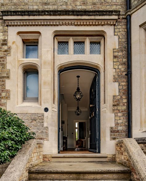 A classic Victorian house in Oxford revitalised by Charlotte Boundy | House & Garden Charlotte Boundy, Colour House, Oxford House, Knock Down Wall, Oval Room Blue, English Houses, Garden Magazine, House Colours, English Cottages