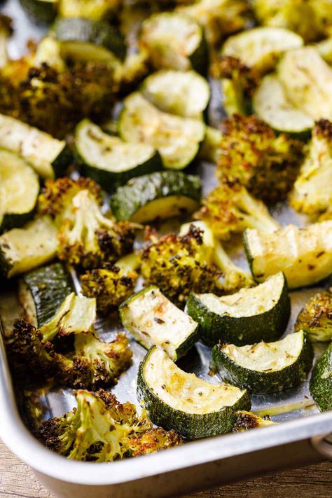 Easy Sheet Pan Roasted Broccoli and Zucchini - Paleo Grubs Roasted Broccoli And Zucchini, Pan Roasted Broccoli, Roast Zucchini, Zucchini Muffins, Autoimmune Protocol, Roasted Broccoli, Broccoli Recipes, Sheet Pan Recipes, Zucchini Recipes