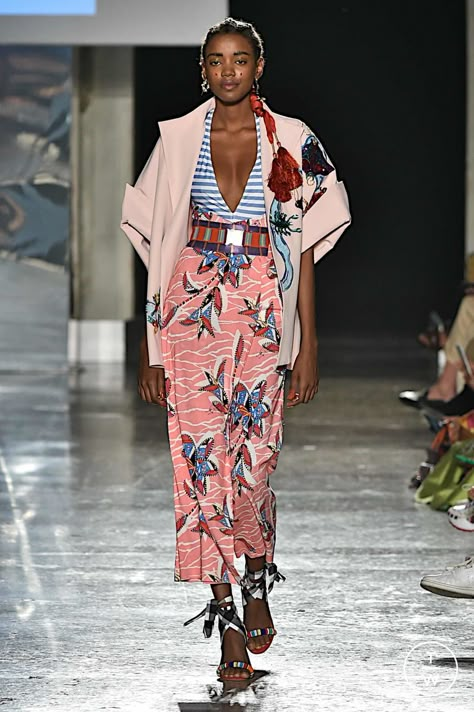 Stella Jean SS20 womenswear #34 - The Fashion Search Engine - TAGWALK European Fashion Summer, Fall Winter Fashion Trends, Spring Summer Fashion Trends, Indian Fashion Trends, Casual Fashion Trends, Afrikaanse Mode, Kids Fashion Trends, Stella Jean, Mixed Prints