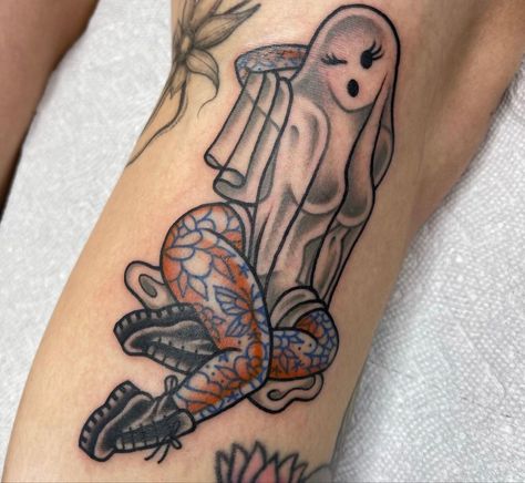 Traditional Tattoo Pin Up, Ghost Tattoos, Trad Tattoos, Tattoo Machine Tattoo, Needle Tattoo, Pin Up Girl Tattoo, Petit Tattoo, Tattoo Needle, Wonderland Tattoo