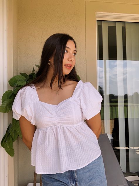 Peplum Top Outfits Aesthetic, Loose Peplum Top Outfit, White Smocked Top Outfit, Styling Peplum Top, Peplum Top Aesthetic, Peplum Shirt Outfit, White Peplum Top Outfit, Babydoll Shirt Outfit, White Shirt Outfit Summer