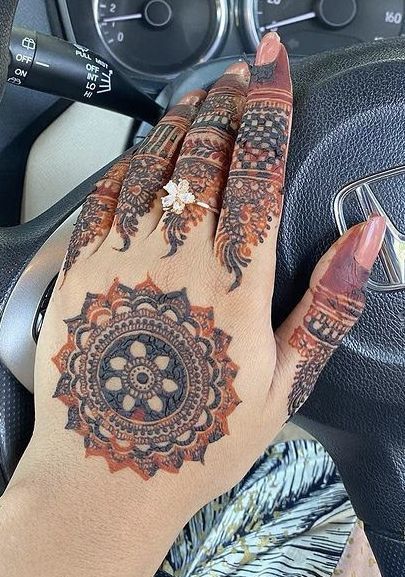 Round Simple Mehndi, Mehndi Tikki Design Easy, Fingers Mehendi, Tikki Design, Gol Tikki Mehndi Designs, Car Dp, Gol Tikki Mehndi Design, Tikki Mehndi Design, Tikki Mehndi