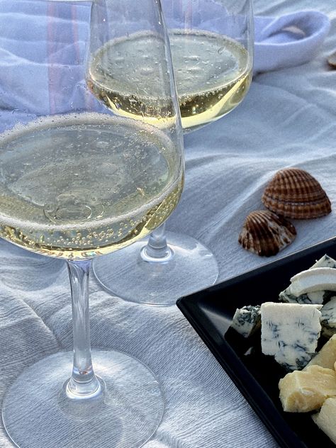 Sea mar aesthetic proseco Drinks At The Beach Aesthetic, Sparkling Wine Aesthetic, Wine Beach Aesthetic, Luxury Beach Aesthetic, Prosecco Aesthetic, Champagne Beach, Money Rich, Dream Summer, Champagne Party