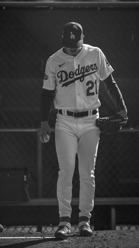 Mlb Dodgers, Dodgers Girl, Mlb Wallpaper, Baseball Photography, Baseball Pitcher, Baseball Guys, Baseball Pictures, Sports Boys, Dodgers Baseball