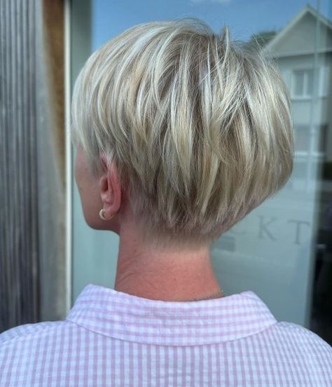 Short Choppy Blonde Balayage Hairstyle Short Hair Cuts Styles, Short Hair Cuts With Bangs, Hair Cuts Styles, Curling Thick Hair, Hair Cuts With Bangs, Short Hairstyles Women, Short Choppy Bobs, Short Stacked Hair, Balayage Hairstyle