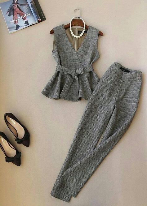 Formal Pants Women Outfit, Top And Pants Outfit, Pant Sets For Women, Formal Tops, Design Moda, Chique Outfits, Trendy Fashion Tops, Woman Suit Fashion, Top And Pants Set