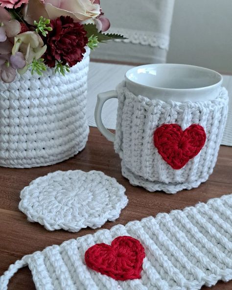 Mug Holder Crochet, Crochet Pencil Case, Crochet Mug Cozy, Crochet Mask, Crochet Cup Cozy, Cozy Crochet Patterns, Crochet Cozy, Crochet Baby Boy, Crochet Decoration