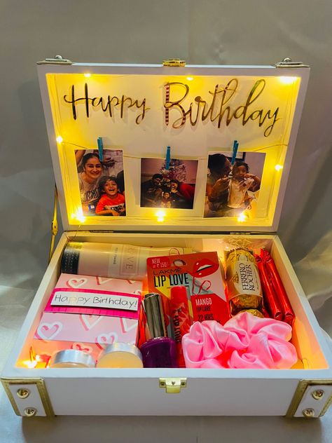 Trunk Hamper Ideas, Gift Hamper Ideas For Birthday, Diy Birthday Hamper Ideas, Birthday Box Ideas For Mom, Hamper Box Decoration Ideas, Hamper Ideas For Best Friend, Diy Birthday Hamper, Birthday Hampers For Him, Birthday Hamper Ideas