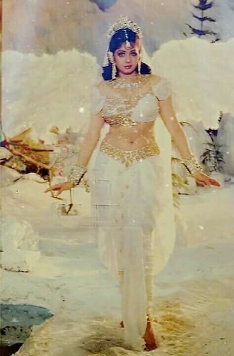 Apsara/pari 😘😘 Actress Sridevi, Hema Malini, Retro Bollywood, Indian Photoshoot, Vintage Bollywood, In The Darkness, Indian Bollywood, Indian Actress Hot Pics, The Darkness