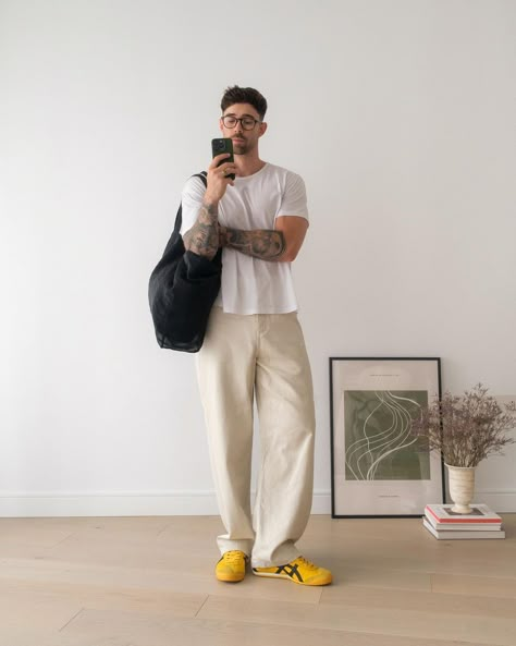 Minimal Everyday Outfit, Chino Pants Men Outfits, David Guison, Onitsuka Tiger Outfit, Daniel Simmons, Classy Streetwear, Minimalist Fashion Men, Minimalist Men, Trendy Boy Outfits