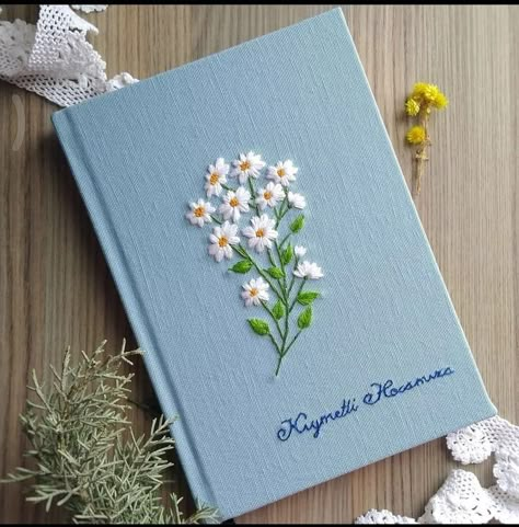 Embroidery Nature Scene, Pretty Journals Covers, Embroidery Book Cover, Embroidery Notebook, Embroidered Notebook, Embroidery Daisy, Embroidery Aesthetic, Books Embroidery, Book Embroidery