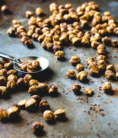 The Secret to Crispy Roasted Chickpeas {+ Maple Cinnamon Recipe} Cinnamon Recipe, Chickpea Snacks, Vegan Dips, Cinnamon Toast Crunch, Eat Snacks, Happy Belly, Cinnamon Recipes, Cinnamon Toast, Roasted Chickpeas