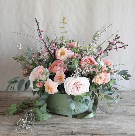 Flower Box Centerpiece, Hedgerow Flowers, Hat Box Flowers, Flower Composition, Diy Flower Boxes, Sustainable Flowers, British Flowers, Flower School, Flower Boutique