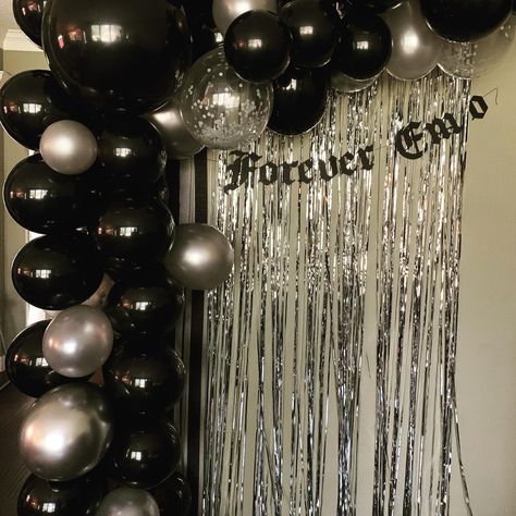 Emo Prom Decorations, Emo Party Aesthetic, Punk Party Ideas, Grunge Bday Party, Grunge Party Theme, Emo Bday Party, Emo Decorations, Emo Decorations Party, 2000s Emo Party