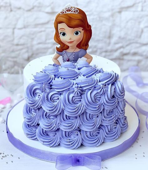 Frozen Princess Birthday Cake, Princess Birthday Cake Ideas Simple, Sitting Doll Cake Design, Princess Buttercream Cake, Princess Cake Ideas, Sofia Birthday Cake, Nursing Graduation Cakes, Princess Sofia Cake, Cake Frosting Designs