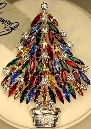 Christmas tree brooch Ice Christmas Tree, Festive Jewellery, Jewelry Trees, Bijoux Art Deco, Old Jewelry Crafts, Jeweled Christmas Trees, Costume Jewelry Crafts, Christmas Brooches, Christmas Bling