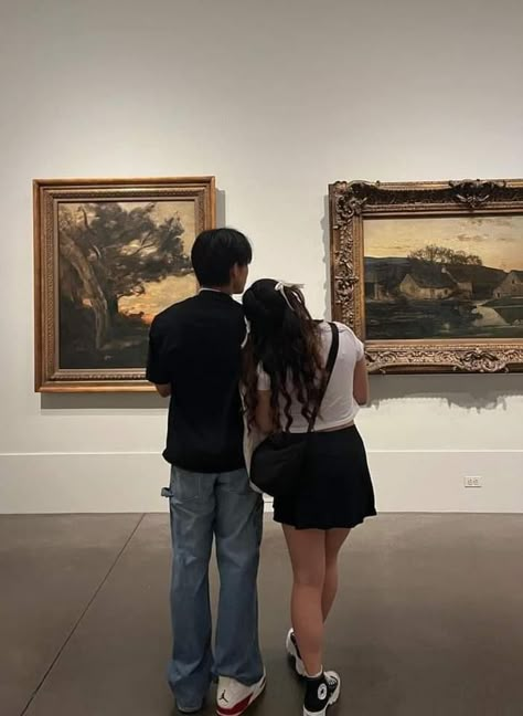 Couple At Museums, Dating Pictures Aesthetic, Museum Photo Ideas Couple, Art Gallery Couple Photos, Aesthetic Couple Fits, Art Museum Couple Pictures, Art Gallery Couple Aesthetic, Art Gallery Aesthetic Poses, Couple In Art Gallery