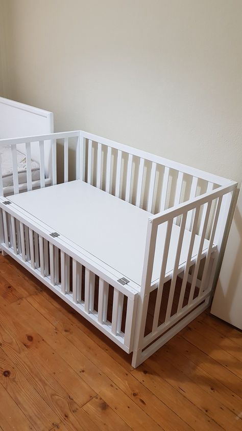 Small Baby Bed, Baby Crib Designs, Perlengkapan Bayi Diy, Small Room Nursery, Baby Crib Diy, Cozy Baby Room, Crib Design, Diy Crib, Baby Nursery Inspiration