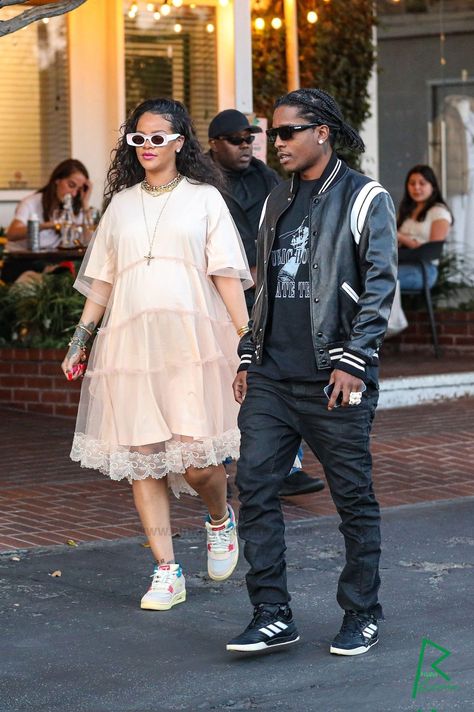 Rihanna Street Style, Rihanna Looks, Rihanna Style, Famous Couples, Rihanna Fenty, Model Aesthetic, Maternity Fashion, Rihanna, Style Icons