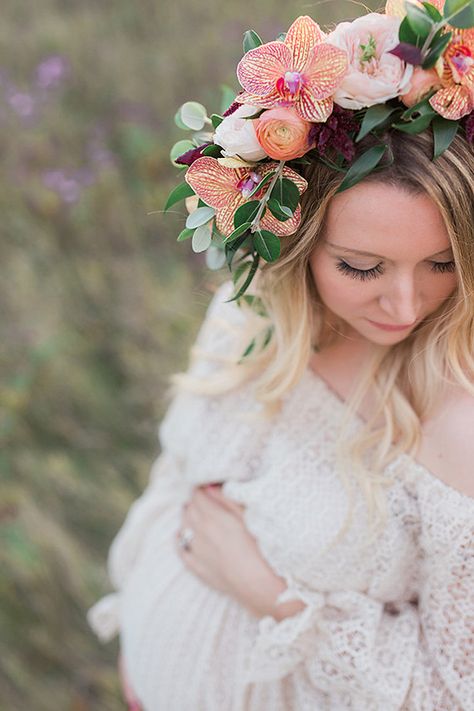 Flower crown maternity photos Wedding Photography Poses Family, Baby Cha, Belly Photos, Pregnancy Belly, Maternity Ideas, Family Maternity Photos, Boho Maternity, Maternity Photoshoot Poses, Maternity Inspiration