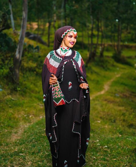 Arsi #oromo #oromoculture Oromo Traditional Clothes, Oromo Dress, Cultural Clothes, Oromo People, Ethiopian Culture, Pretty Dark Skin, Ethiopian Traditional Dress, S Letter Images, Traditional African Clothing