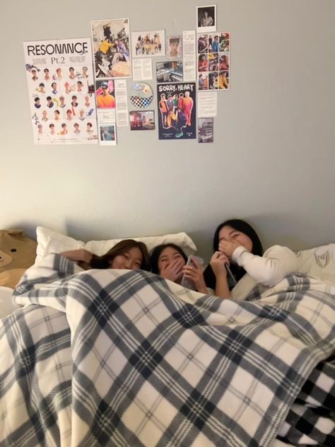 Korean Sleepover, Korean Sleepover Aesthetic, Korean Best Friends Trio, Ulzzang Girl Sleeping, Ullzang Sleeping Girl, Three Friends, Art Journal Therapy, Cute Friend Photos, Friend Goals