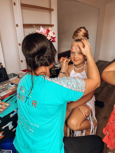 Mum, 32, spends $2,000 on incredible 'Kidchella' seventh birthday party for her daughter Kids Music Festival Party, Kidchella Party, Cochella Outfits Ideas, Amy Ward, Seventh Birthday, Birthday Twins, Cochella Outfits, Coachella Inspiration, Boho Birthday Party