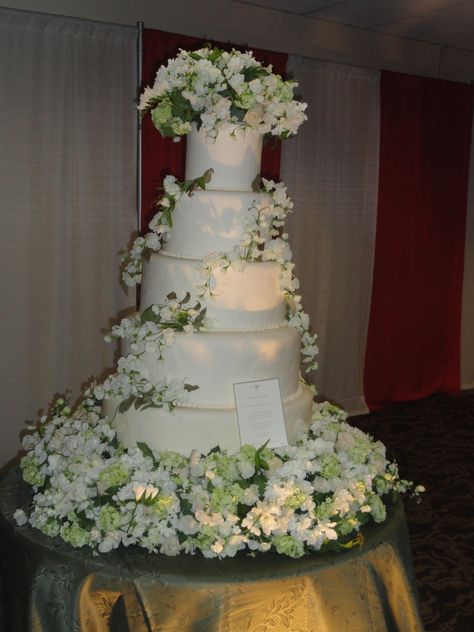 Edward and Bella's wedding cake Breaking Dawn Wedding, Twilight Wedding, Outdoor Country Wedding, Colin Cowie Wedding, Swan Wedding, Bella Wedding, Floral Wedding Cakes, Walk Down The Aisle, Shot List