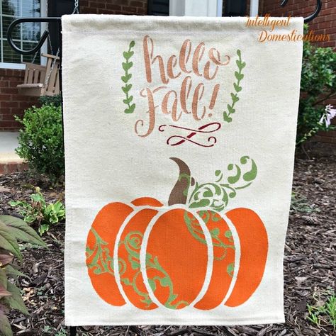 This DIY Garden Flag Using A Pumpkin Stencil was super easy to make. If not for waiting on the paint to dry, it would have been a 30 minute craft. I cannot even express how much I love that pumpkin stencil and how pretty it turned out. You can find it at Stencil Revolution along with the Hello Fall stencil I used on the top of the yard flag. Supplies List One piece (approximately 15x20) of Drop Cloth Pumpkin Stencil (Stencil Revolution) Hello Fall Stencil (Stencil Revolution) Easy-Tack ... Yard Flags Diy, Diy Garden Flag, Garden Flag Diy, Garden Flags Ideas, Flag Diy, Pumpkin Garden, Fall Garden Flag, Fall Garden Vegetables, Pumpkin Stencil