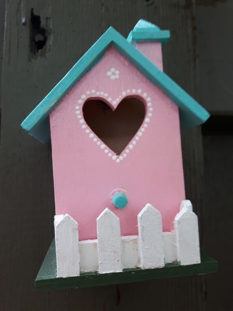 Cute Painted Bird Houses, Birdhouse Painting Ideas Aesthetic, Easy Bird House Painting Ideas, Painted Bird Houses Ideas Simple, Bird House Painting Ideas Simple, Cute Bird House Painting Ideas, Birdhouse Painting Ideas Easy, Painting Birdhouses Ideas Simple, Bird House Painting Ideas