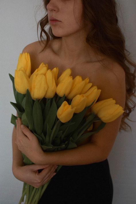 Tulips Spring, Photo Pinterest, Flower Blooming, Spring Photoshoot, Photography Posing Guide, Posing Guide, Yellow Tulips, Diy Photography, Model Fashion