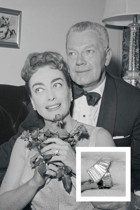 Alfred Steele forgot to purchase a wedding ring for Joan Crawford before their nuptials, but soon bought her a diamond. Famous Engagement Rings, Celebrity Wedding Rings, Royal Engagement Rings, Celebrity Rings, Old Hollywood Actresses, Old Rings, Costume Jewelry Rings, Engagement Celebration, Old Hollywood Stars