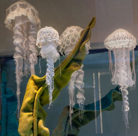 Crochet Jellyfish Wall Hanging, Large Jellyfish Crochet Pattern Free, Yarn Jellyfish, Crochet Jellyfish Free Pattern, Sea Crochet, Crochet Ocean, Amigurumi Jellyfish, Crochet Travel, Crochet Jellyfish