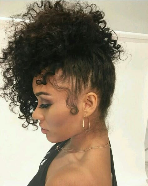 Bun Looks, Crochet Mohawk, Bun Hairdo, Afro Hair Bun, Updo Curls, Messy Ponytail Hairstyles, Shaved Side Hairstyles, Haute Hair, Long Face Hairstyles