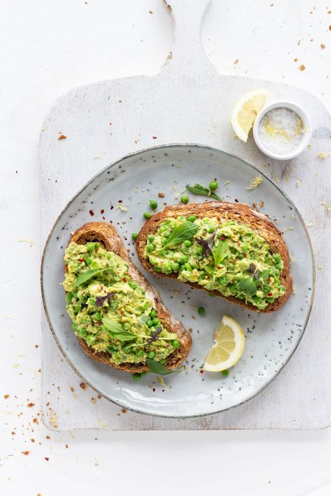 Simple Food Photography, Smashed Peas, Avocado On Toast, Savoury Snacks, Heart Healthy Eating, Weeknight Recipes, Avocado Toast Recipe, Pea Recipes, Nourishing Foods