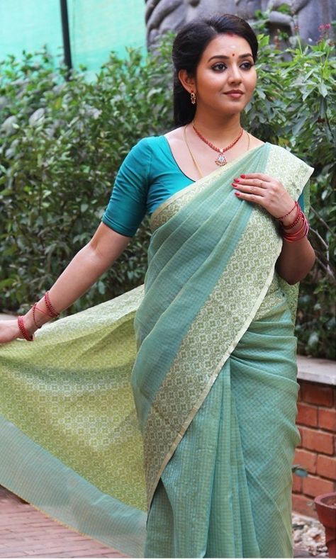 Vidhya Pradeep Saree, Vidhya Pradeep, Vidya Pradeep, 1980s Fashion Women, Bridal Hair Buns, Serial Actress, Long Dark Hair, Beauty Face Women, Actress Pics